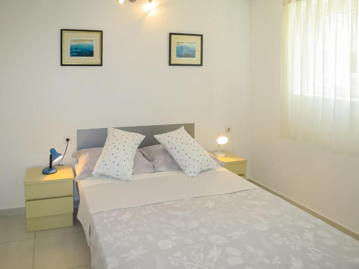 Apartment Gottwald - SRD305 Starigrad Paklenica Exterior foto
